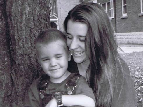 Pattie Mallette, mẹ của nam ca sĩ đang hot Justin Bieber sinh cậu ở Stratford, Ontario năm 1994. Mallete tốt nghiệp trường trung học North Western năm 1996, điều đó có nghĩa là cô mang thai Justin khi còn đang ngồi trên ghế nhà trường.